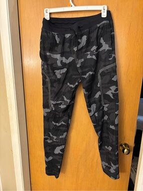 Women’s UA camo cargo pants